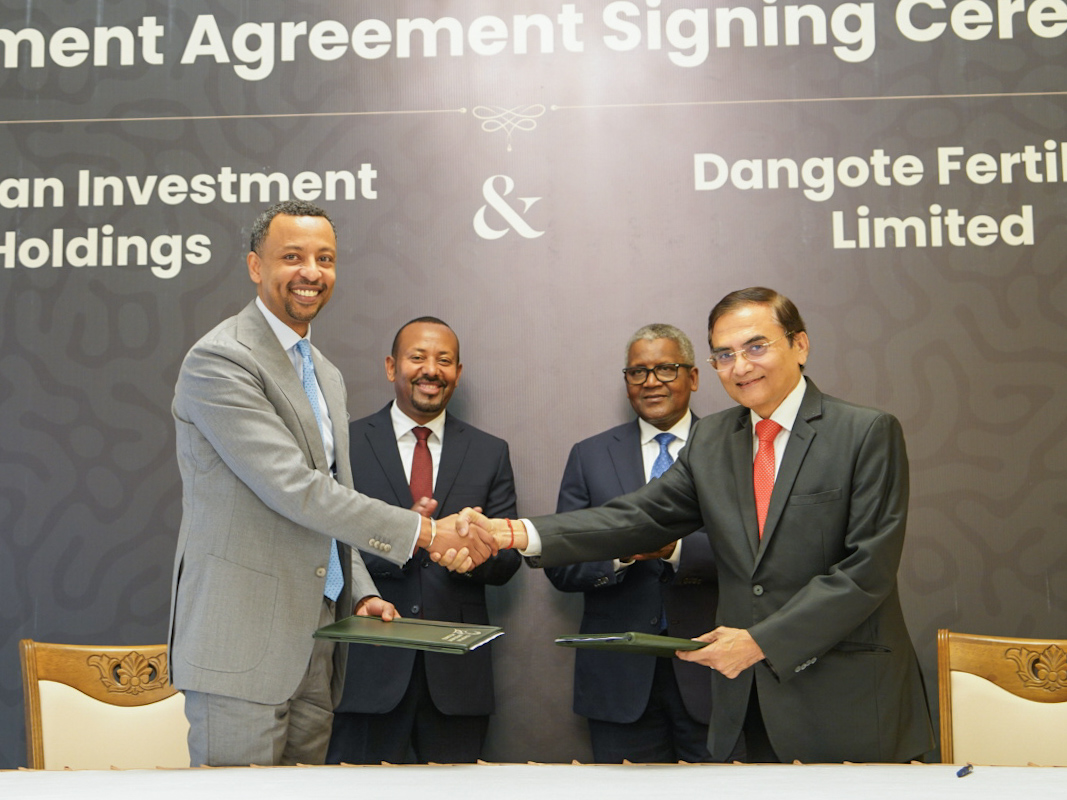 L-R: CEO, Ethiopian Investment Holdings, Dr Brook Taye; Ethiopian Prime Minister, HE Abiy Ahmed Ali; President/CE, Dangote Group, Aliko Dangote and CEO, Dangote Fertilisers Ltd, Vishwajit Sinha at the signing of a $2.5 billion fertiliser plant agreement in Addis Ababa. L-R: CEO, Ethiopian Investment Holdings, Dr Brook Taye; Ethiopian Prime Minister, HE Abiy Ahmed Ali; President/CE, Dangote Group, Aliko Dangote and CEO, Dangote Fertilisers Ltd, Vishwajit Sinha at the signing of a $2.5 billion fertiliser plant agreement in Addis Ababa.